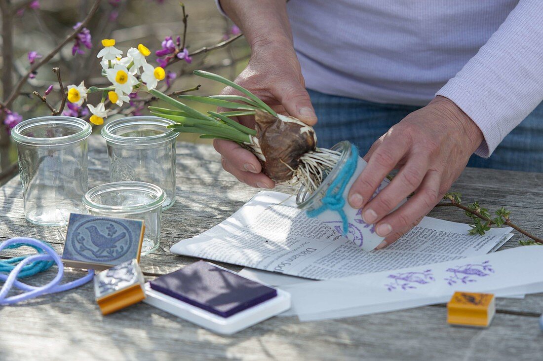 Gläser mit gestempelten Papierstreifen verkleiden