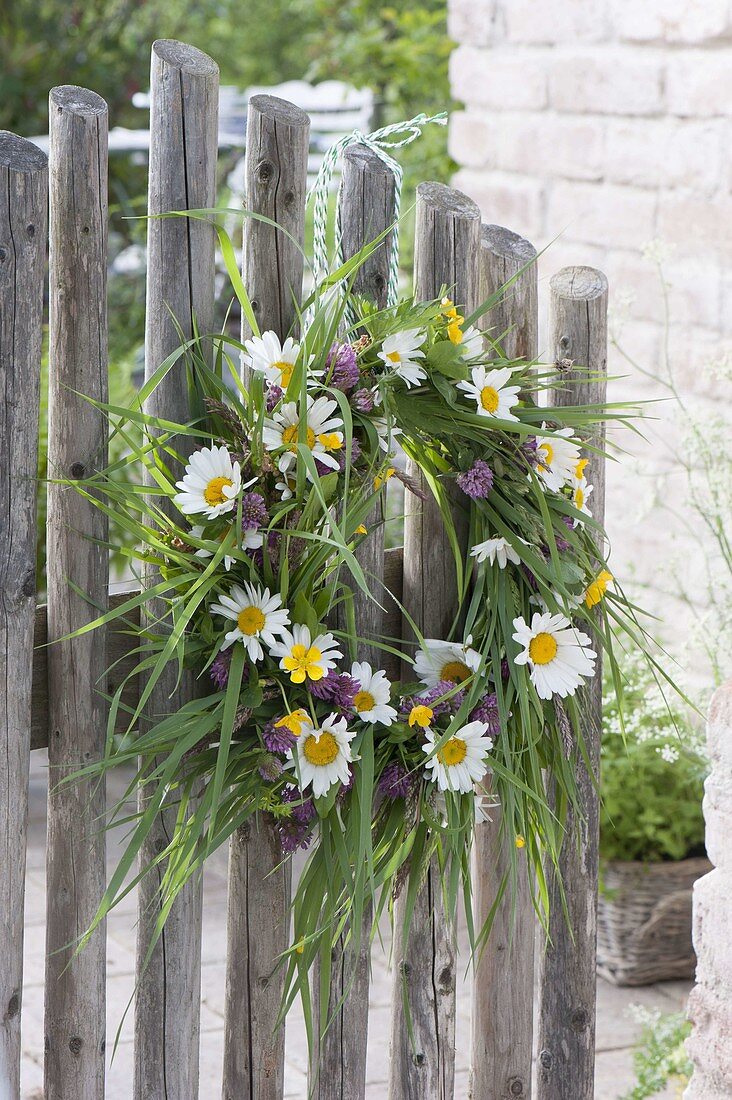 Wreath from the flower meadow: Grasses, Leucanthemum (daisies)
