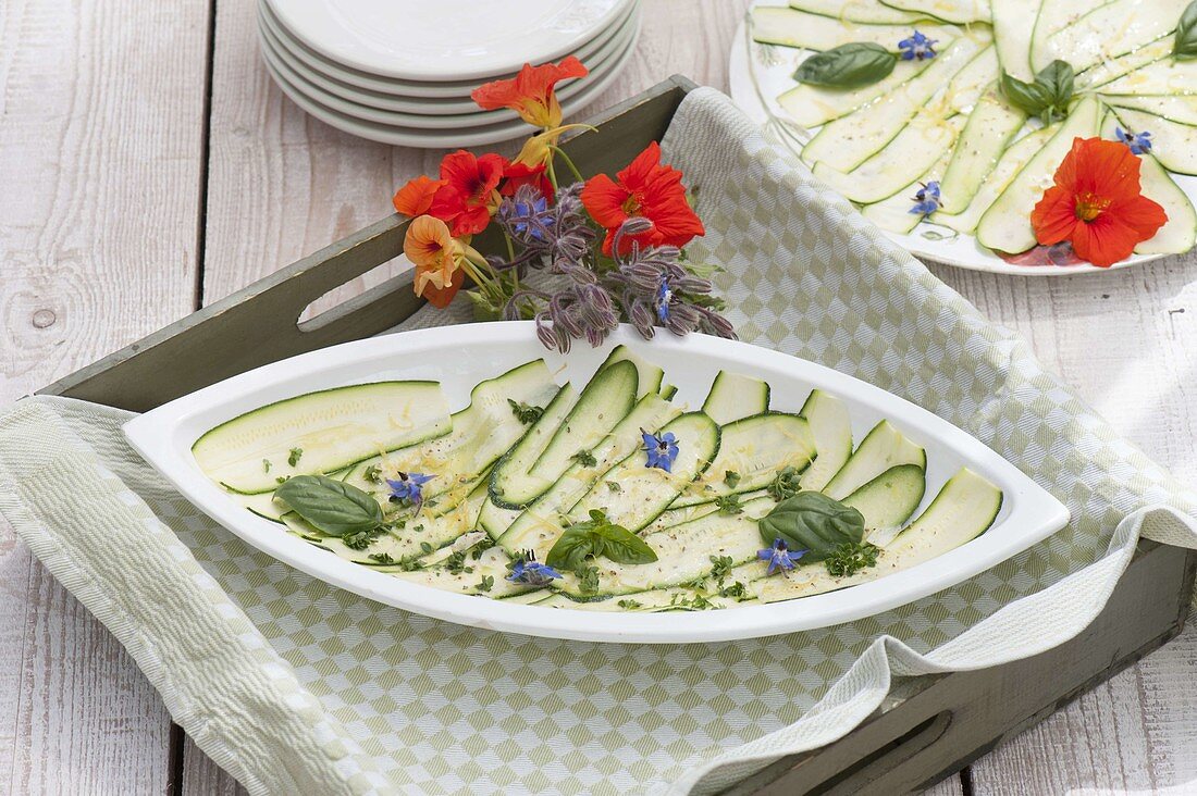 Carpaccio of courgettes with onions and basil