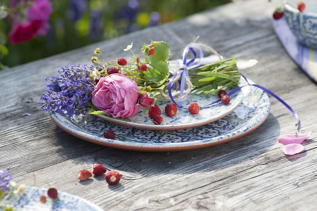 Small bouquet as plate decoration