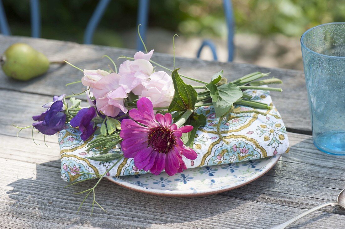 Small bouquet of Zinnia (Zinnia) and Lathyrus odoratus