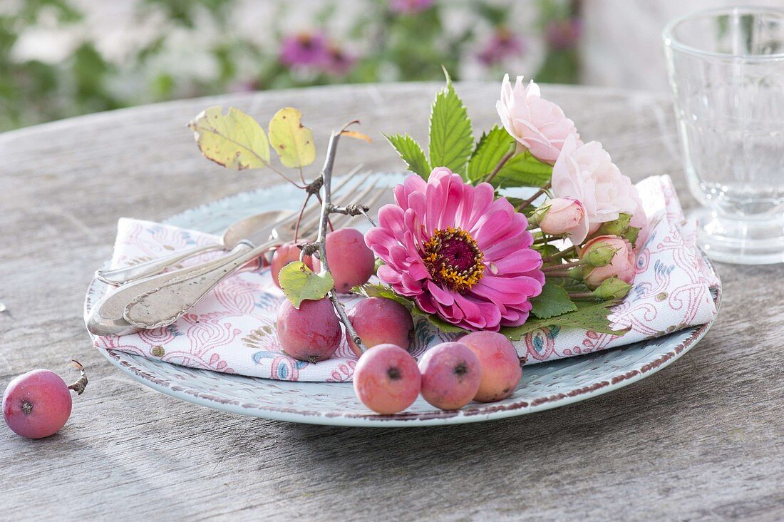 Napkin deco in pink shades with zinnia, roses