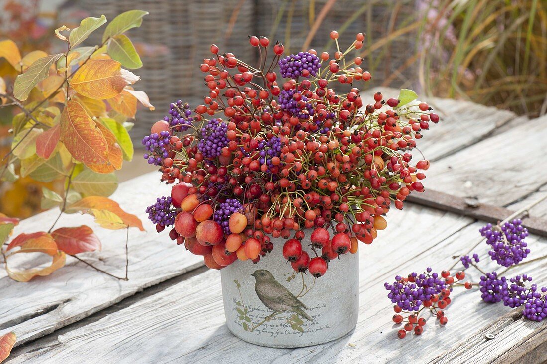 Kleiner Beerenstrauss aus Rosa (Hagebutten) und Callicarpa