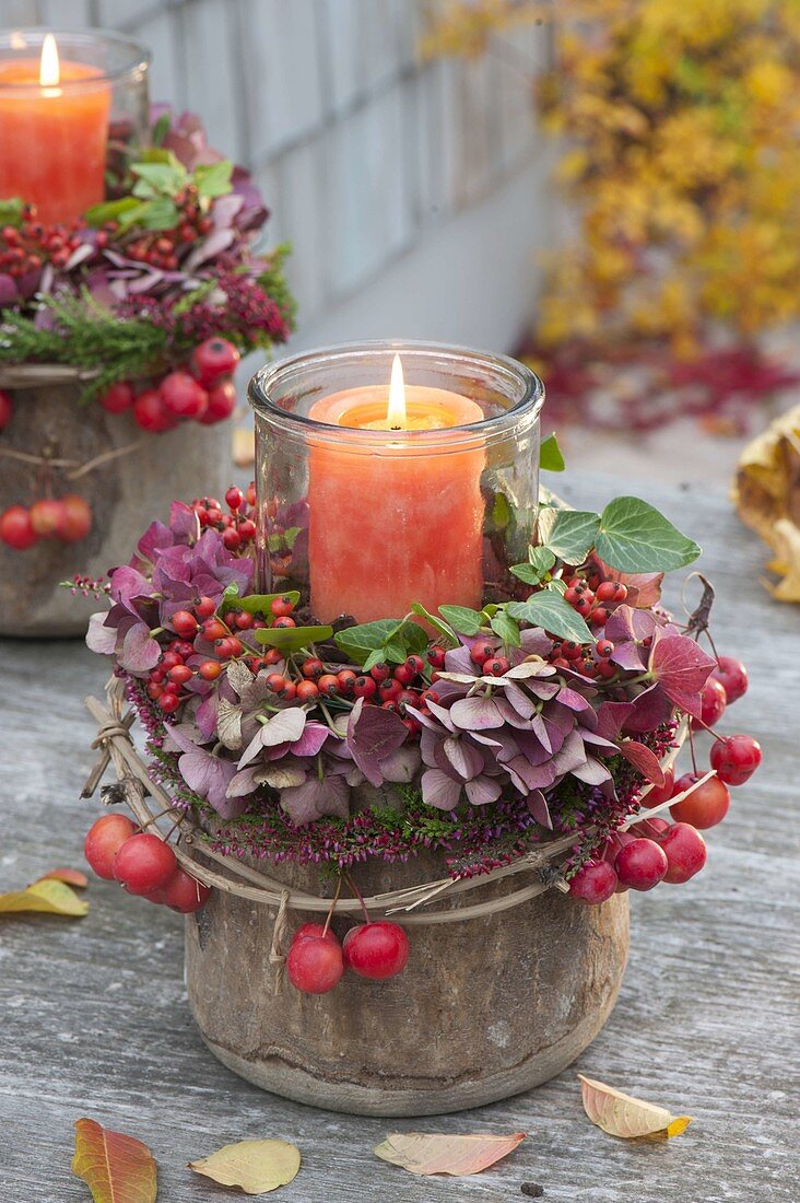 Einmachgläser als Windlichter mit Kraenzen aus Hydrangea