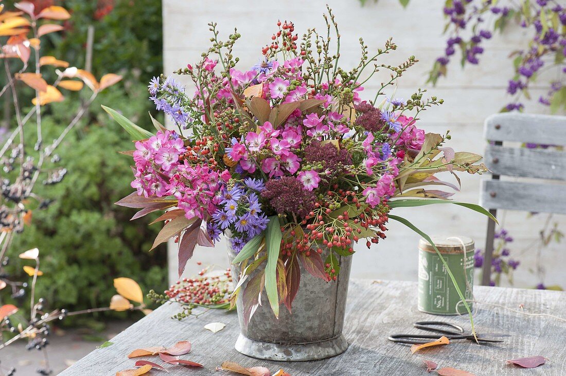 Use Montbretien prunings in an autumn bouquet