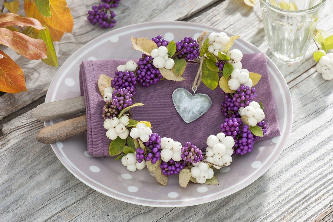 Kleiner Herbstkranz aus Beeren von Callicarpa (Liebesperlenstrauch)