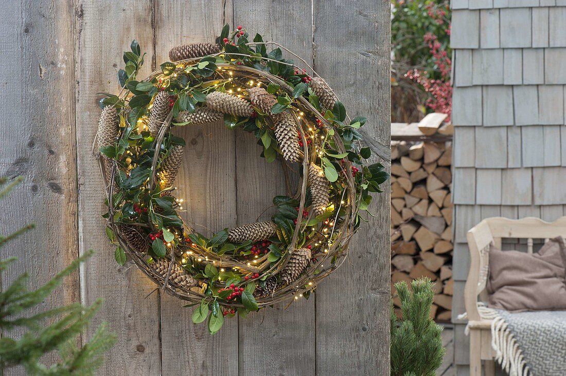 Kranz aus Clematis-Ranken, Zapfen von Picea (Fichte), Ilex (Stechpalme)