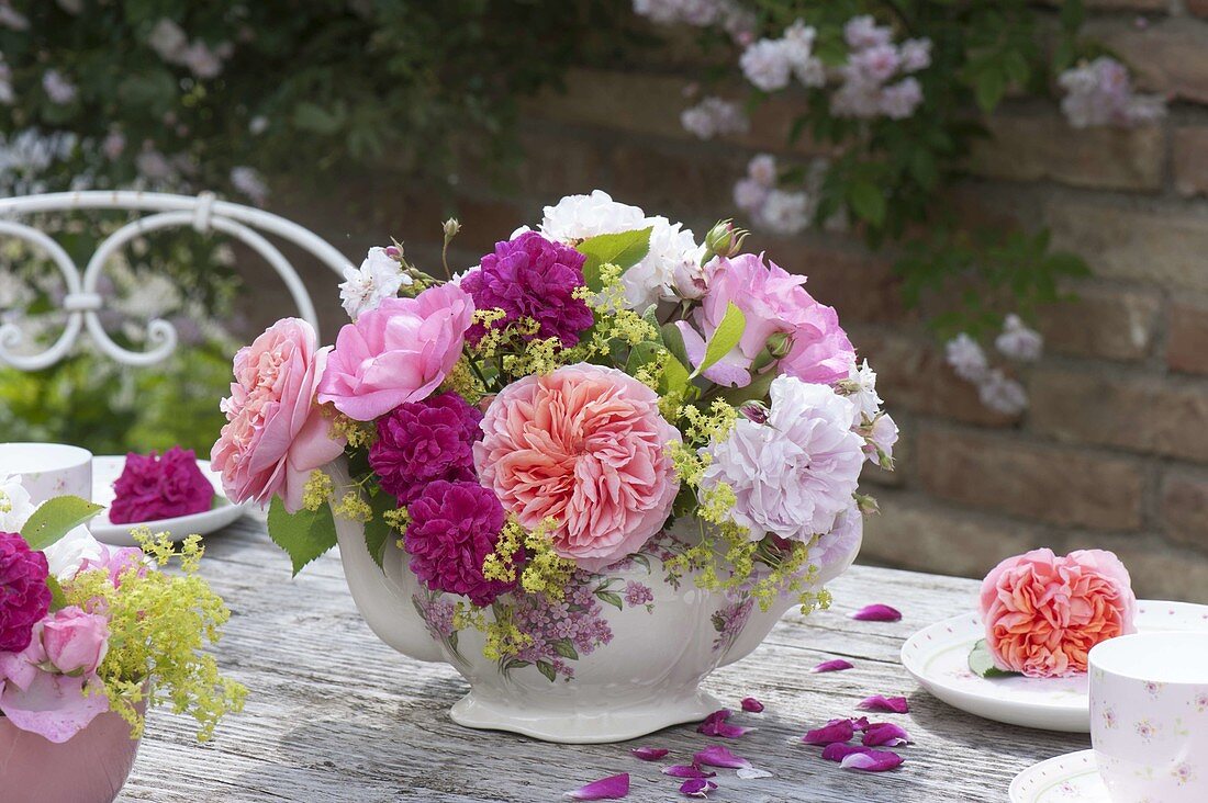 Nostalgic table decoration with roses and lady's mantle