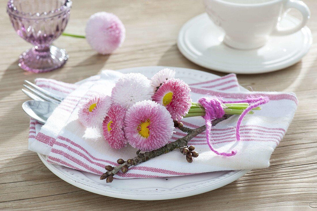 Napkin decoration with Bellis perennis 'Tasso Strawberries & Cream'