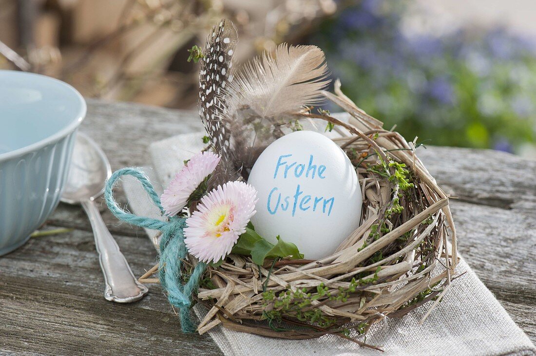 Easter mini nest with Easter egg with the inscription 'Frohe Ostern' in a little wreath
