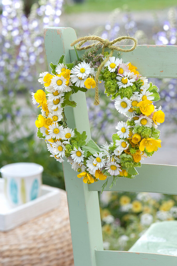 Wreath of Bellis perennis (Daisies), Ranunculus acris