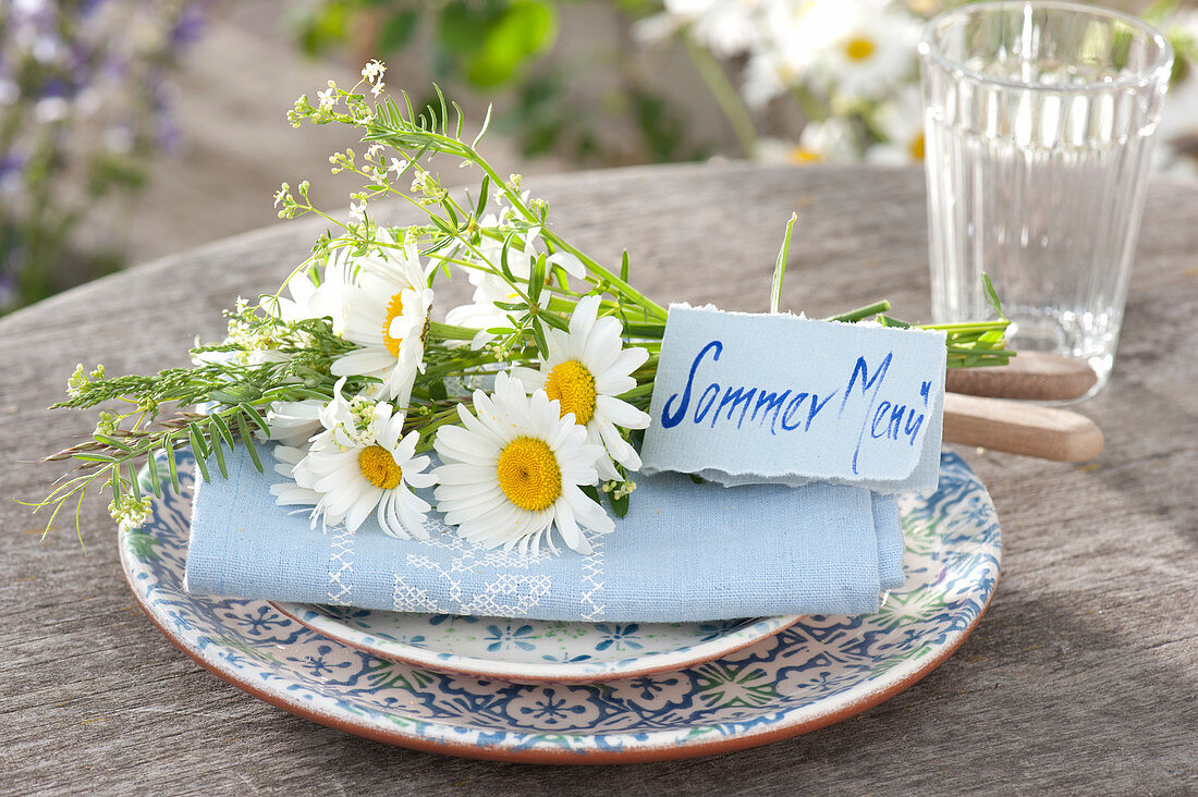 Napkin Decoration from Leucanthemum vulgare (Marguerite), Galium