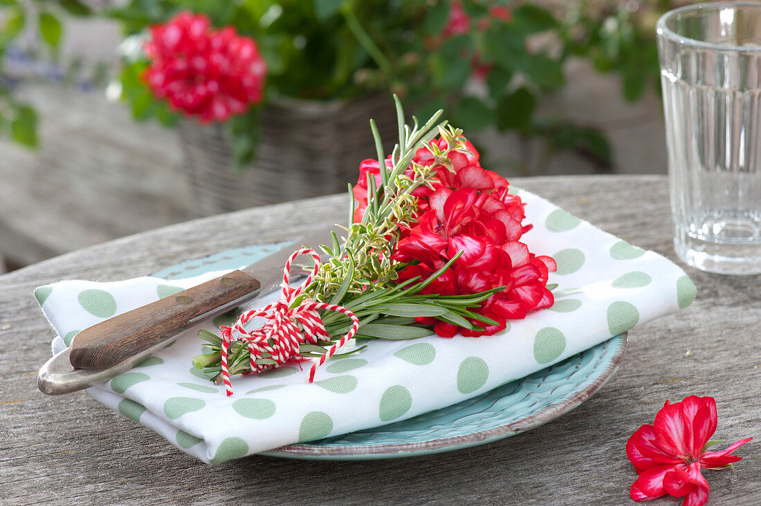 Kleiner Strauss aus Pelargonium (Geranie), Rosmarin (Rosmarinus)