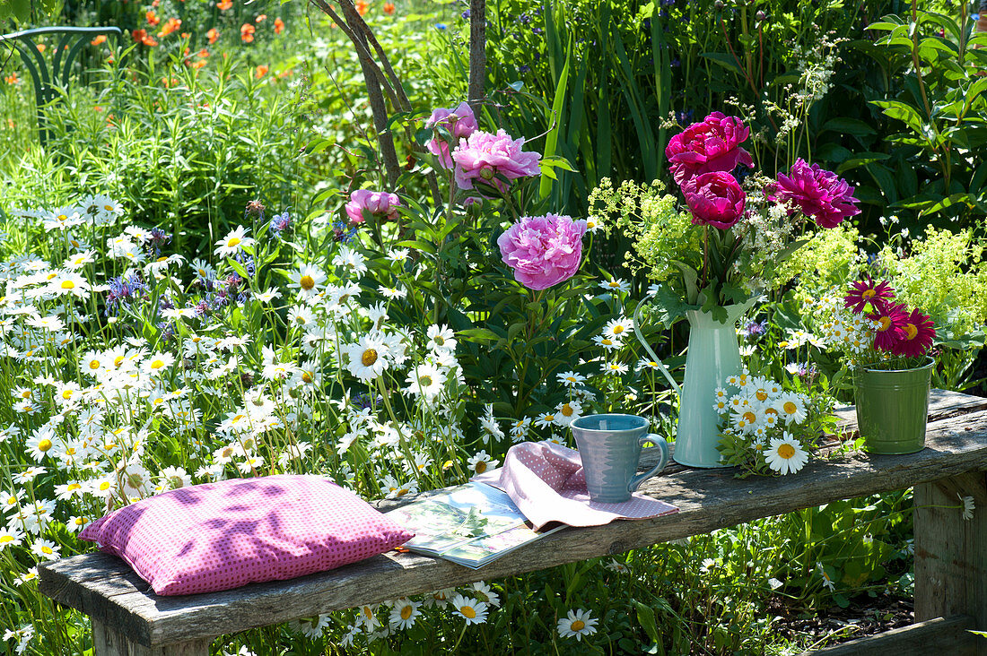 Paeonia (Peony), Alchemilla (Lady's mantle)