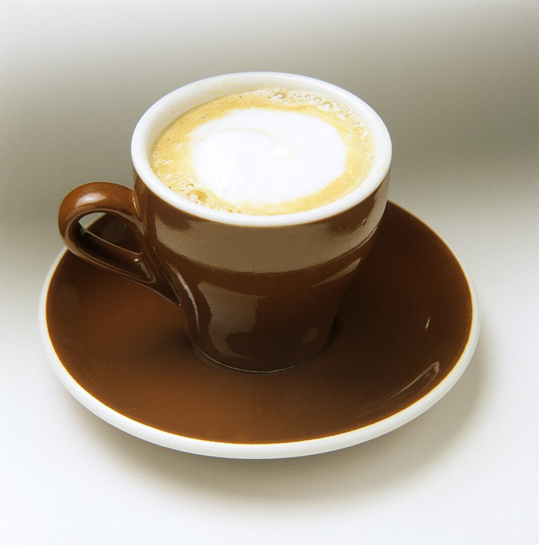 Eine braune Tasse mit Cappuccino