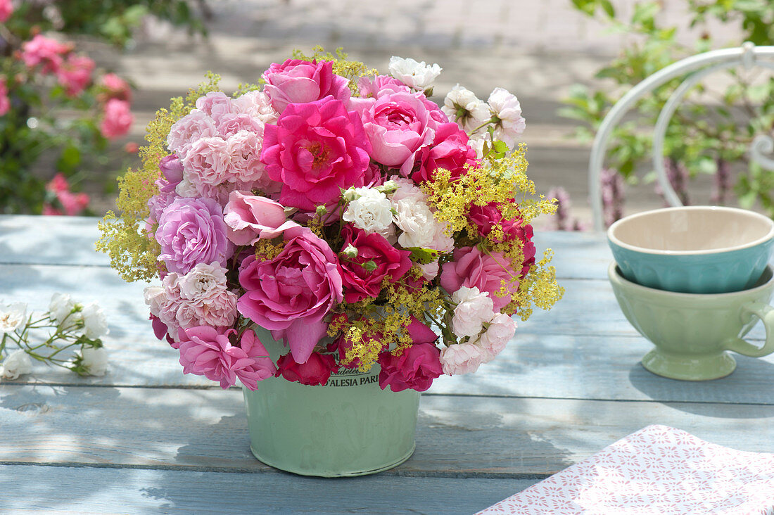 Strauss aus gemischten Rosa (Rosen) und Alchemilla (Frauenmantel)