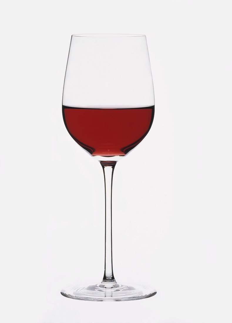 Ein gefülltes klassisches Rotweinglas