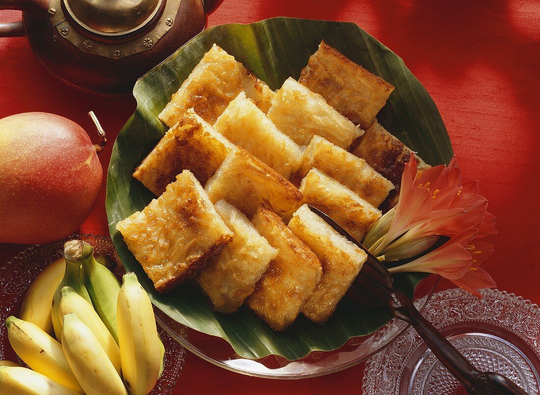 Mehrere Stücke Cassave-Kokos-Kuchen (aus Indonesien)
