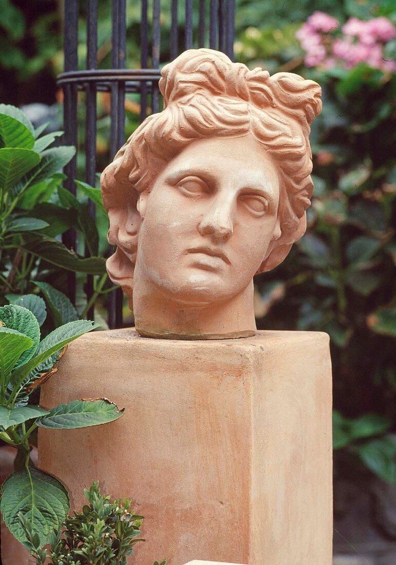 Frauenkopf aus Terrakotta als mediterrane Gartendeko