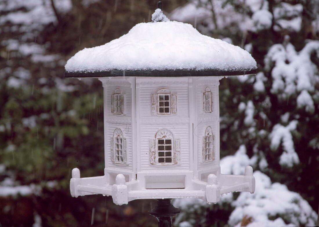 Nostalgisches Vogelfutterhaus mit Schnee