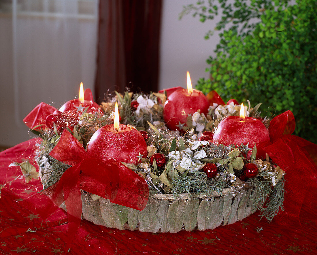 Advent wreath with red candles and bows