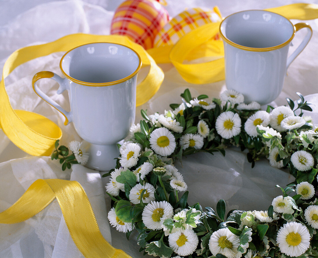 Plate wreath with Daisy, box and white-coloured Hedge maids