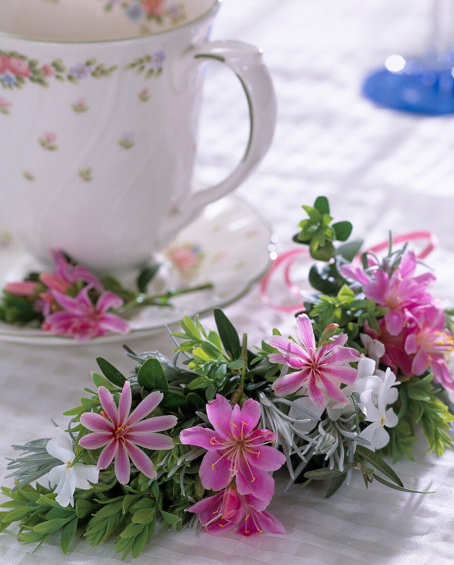 Tischdeko mit Lewisia, Buchs, Phloxblüten