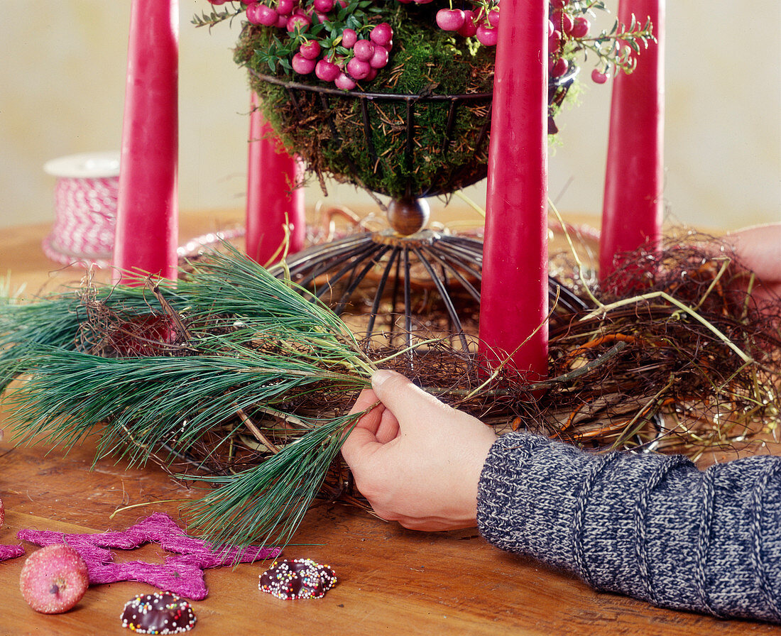 Tie the Advent wreath. Line basket with moss and foil, Pernettya