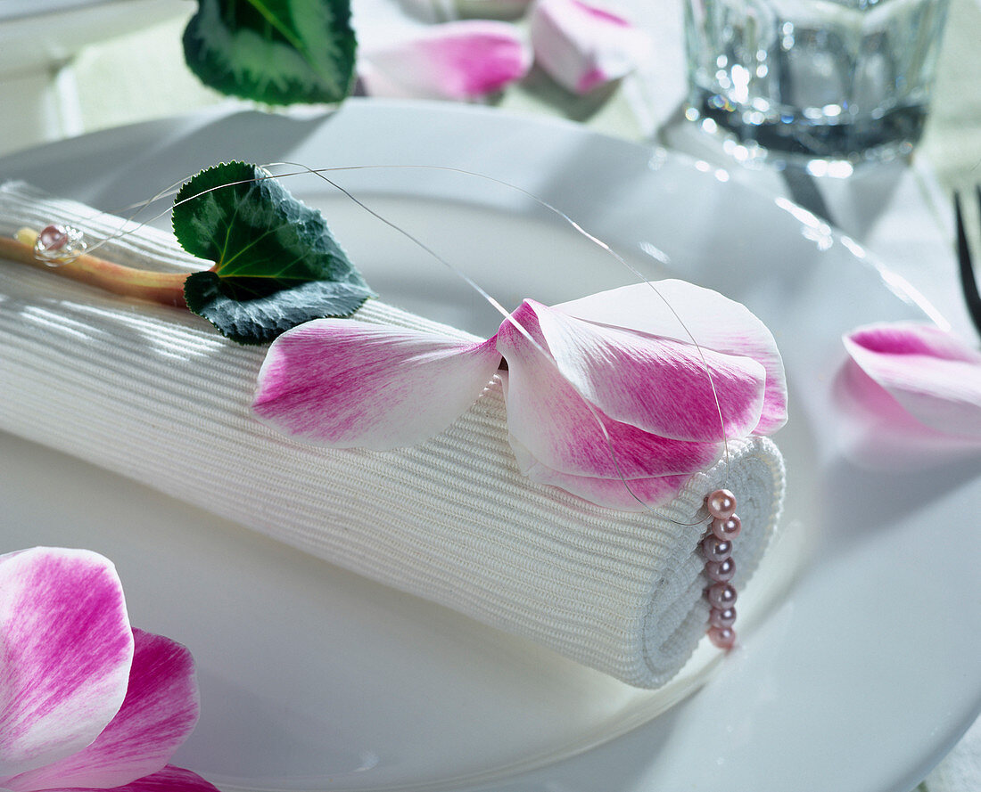 Napkin decoration with cyclamen (cyclamen violet) and pearls