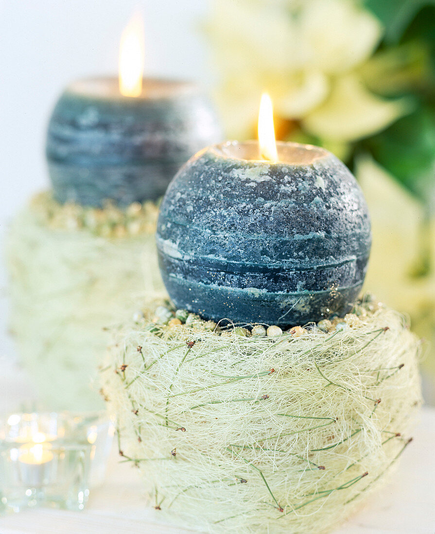 Homemade Advent arrangement: clay pot with sisal, peas and pine needles in 5 steps.