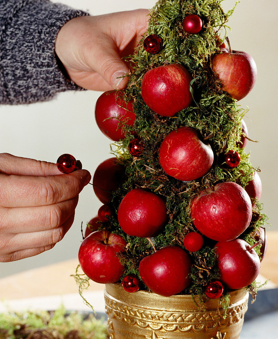 Pyramid decorated for Christmas: Step 5. Arrange small baubles on the wire