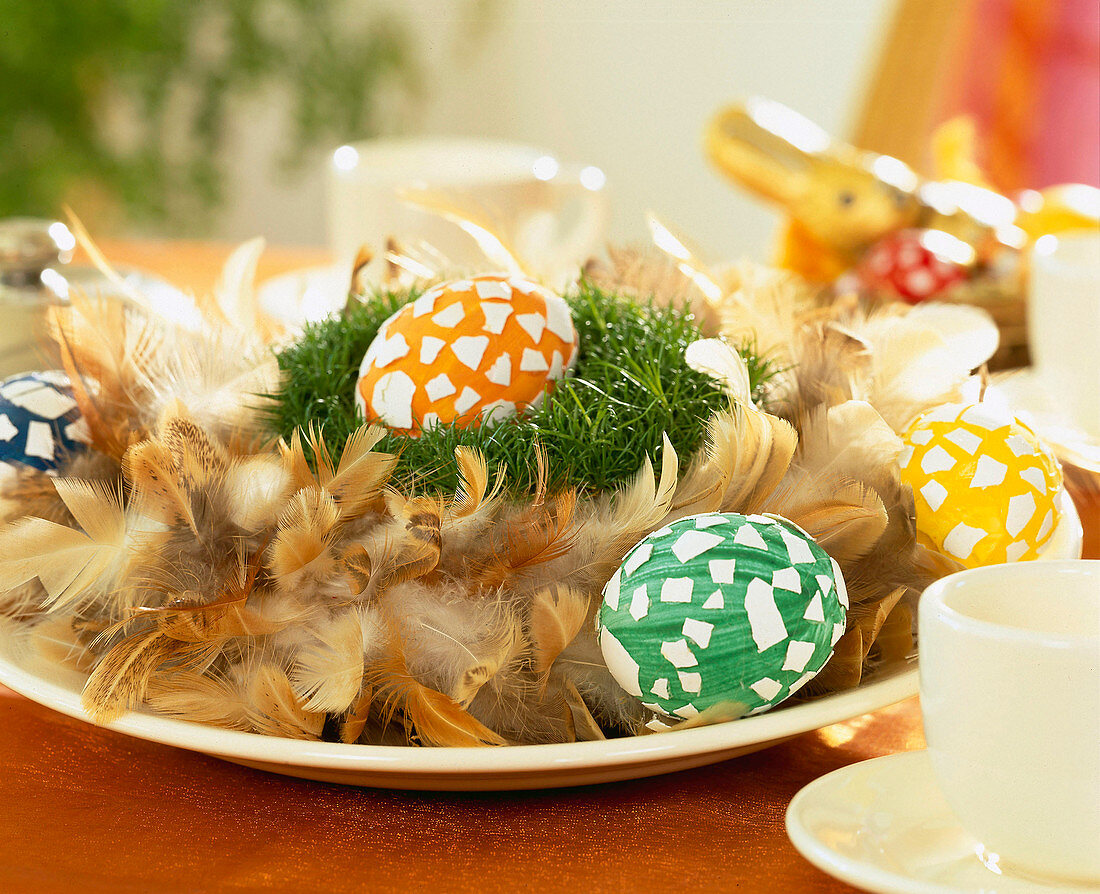 Easter eggs with mosaic pattern: Stick painted eggs with eggshells (3 Steps)