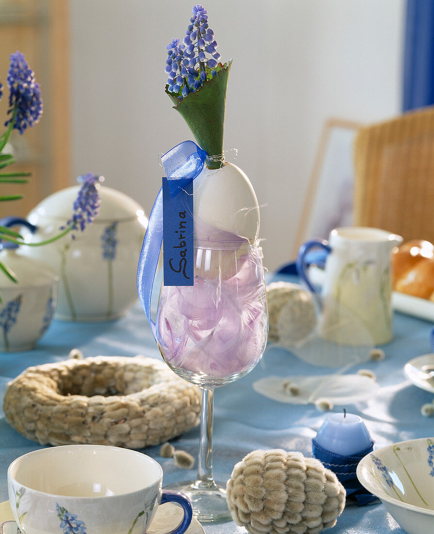 Easter table decoration with Muscari: name tag: duck egg