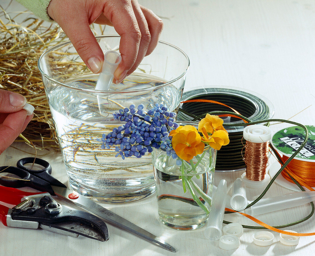 Osterfrühstück: Reagenzglas mit Blüten