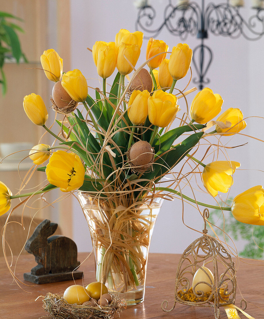 Tulpen, Steckeier und Bast österlich dekoriert