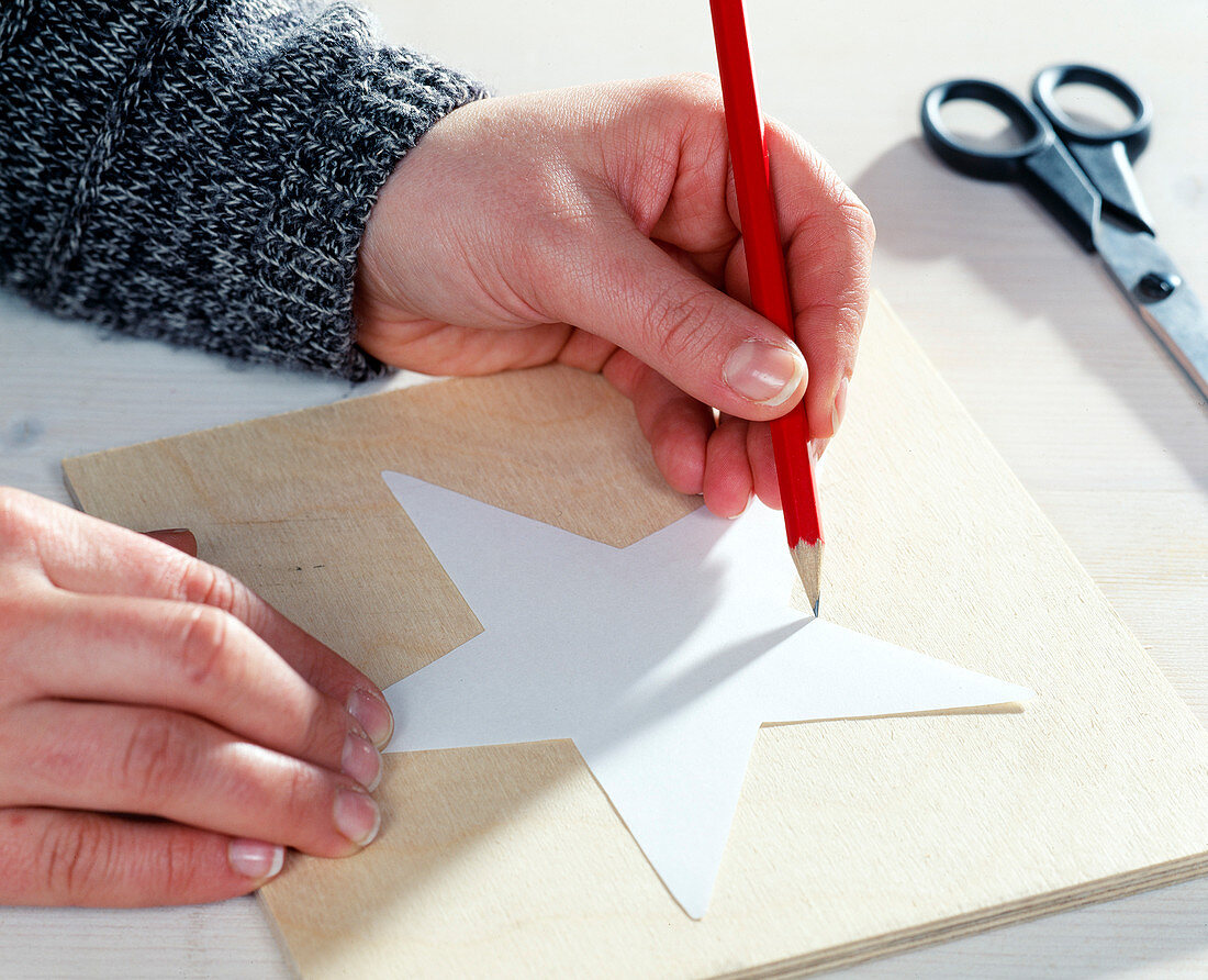 Homemade wooden star (4 steps). Step 1: Draw the star on a wooden board