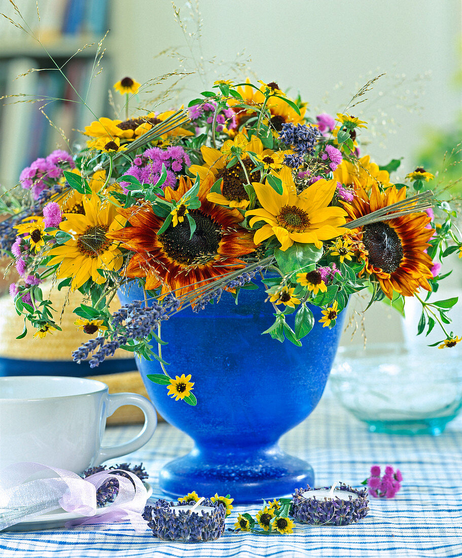 Spätsommerstrauß mit Helianthus 'Ring of Fire', Helianthus