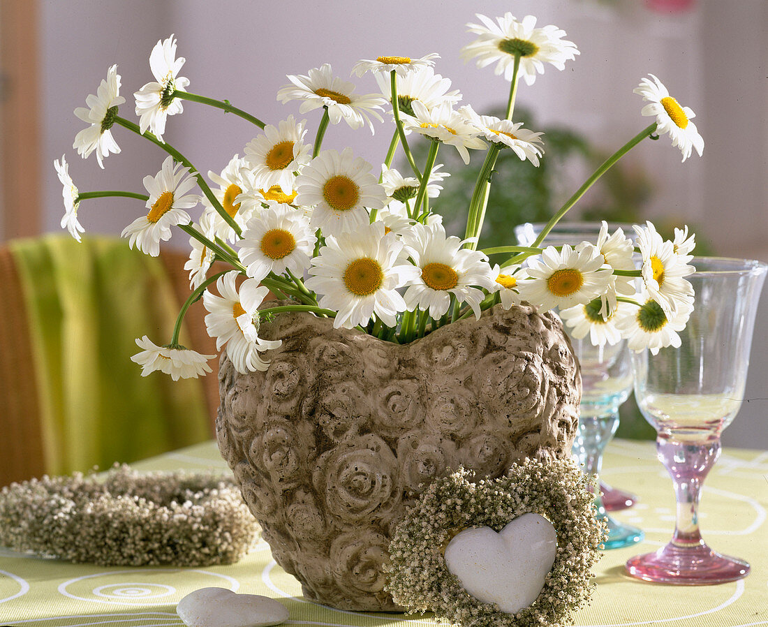 Leucanthemum vulgare (Bouquet of daisies in heart vase)