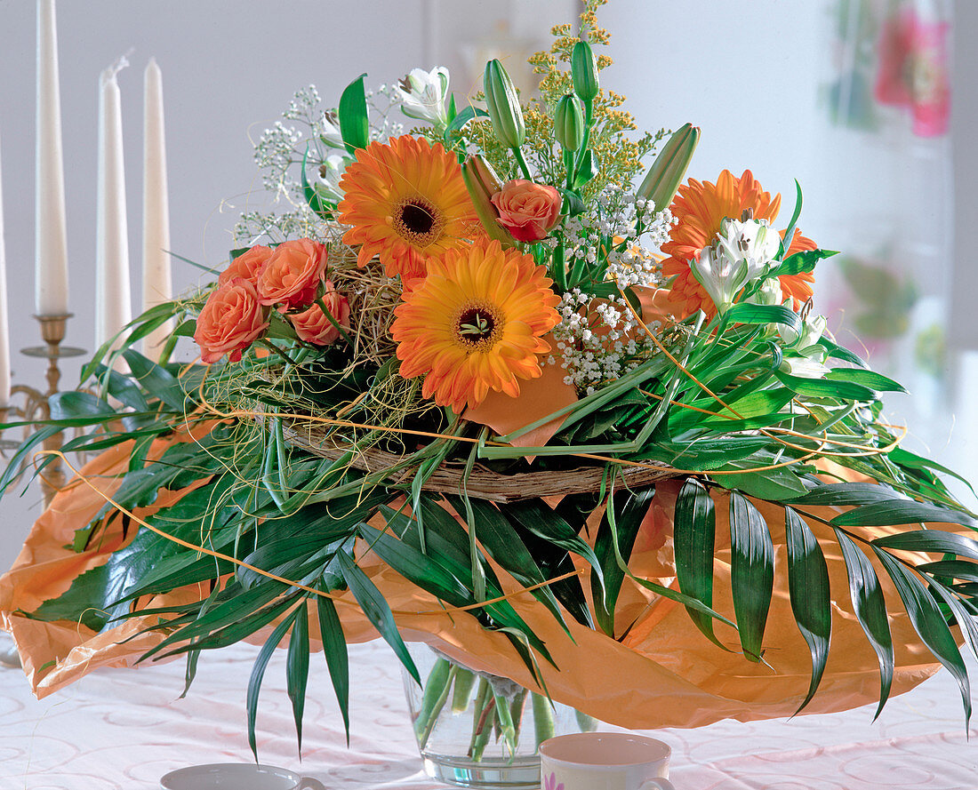 Gerbera, Lilium, Rosen, Gypsophila (Schleierkraut)