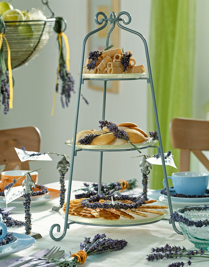 Etagere mit Lavendelblüten und Lavendelkranz dekoriert