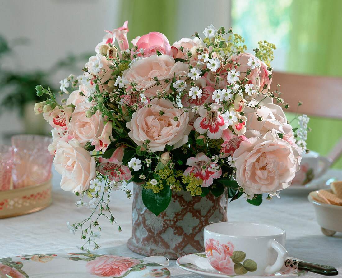 Bouquet of roses with Rosa 'New Dawn', Penstemon hybr. (bearded thread)