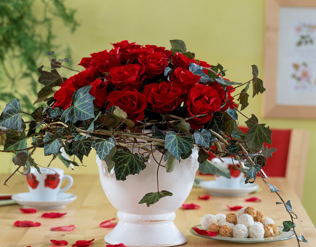 Rote Rosenblüten, Kranz aus Hedera (Efeuranken)