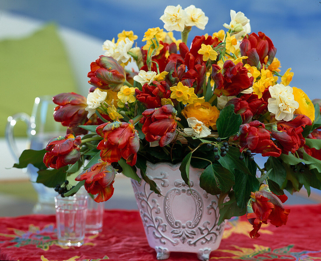 Frühlingsstrauß mit Tulipa (Papageientulpe), Narcissus-Hybrid