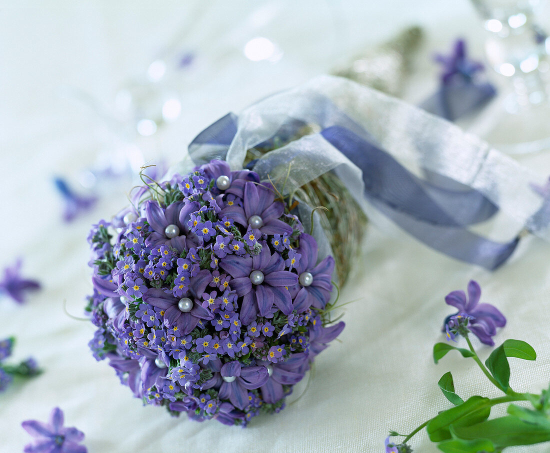 Strauß in Weidentüte in Kugelform mit Hyazinthenblüten