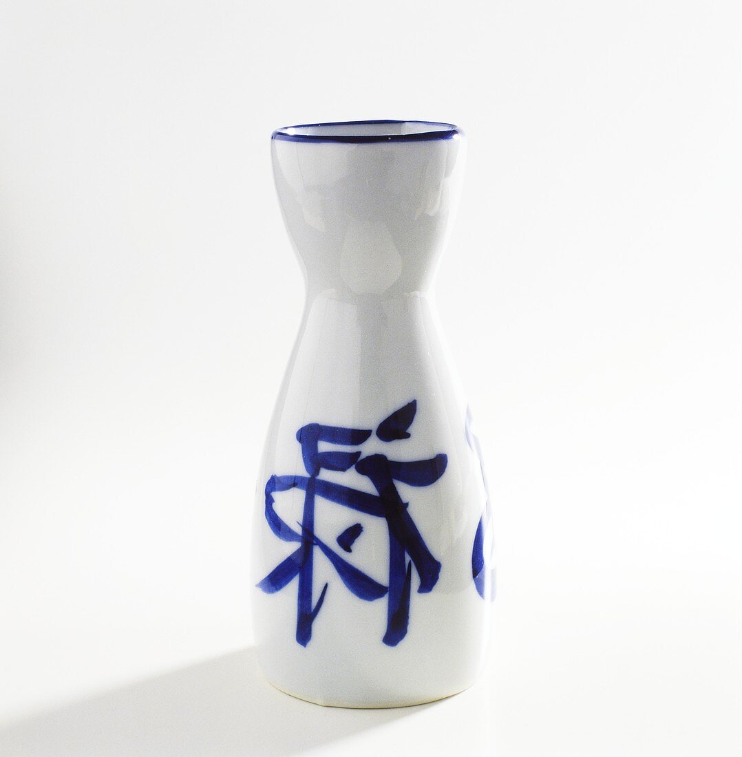 Eine Sakeflasche aus Porzellan (Choshi)