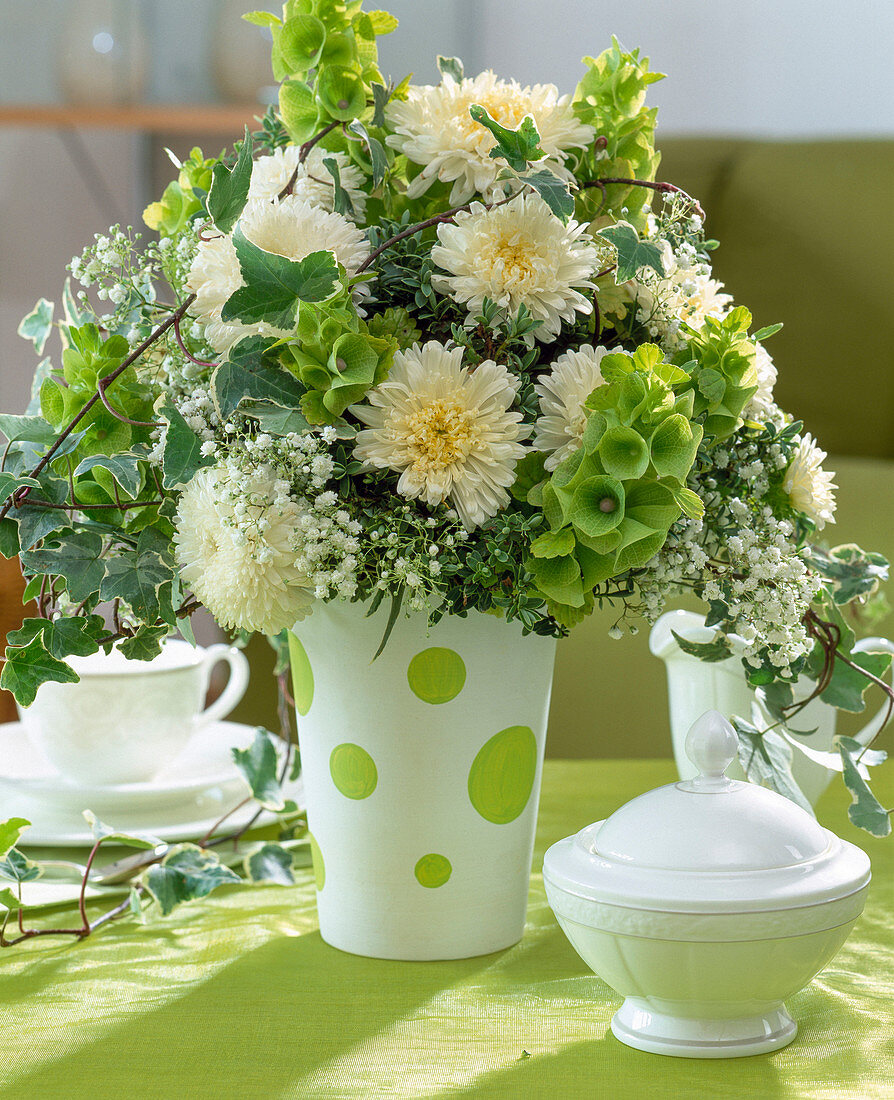 Herbststrauß aus Chrysanthemen, Muschelblume, Schleierkraut und Efeu