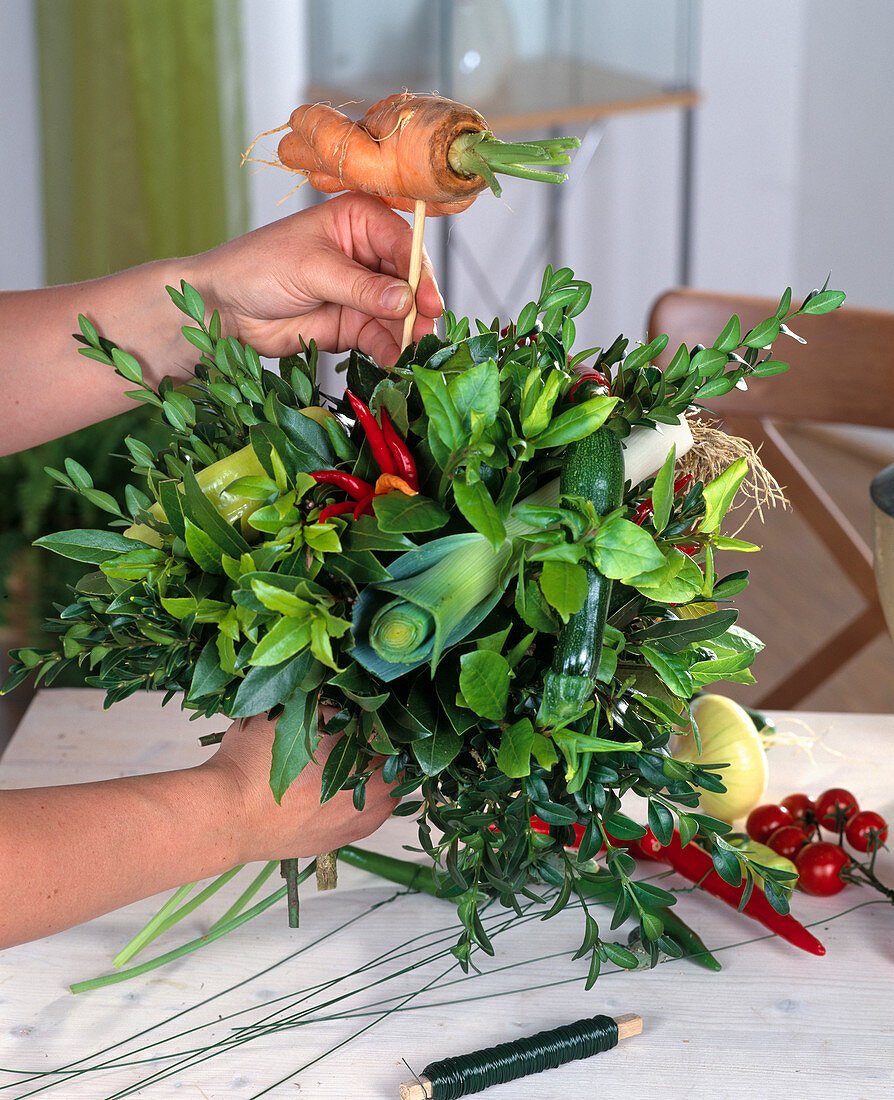 Tying a vegetable bouquet (5/6)