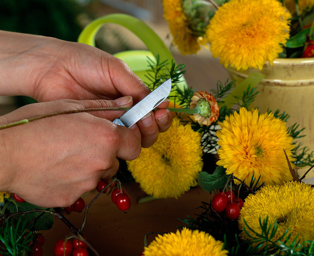 Tying an autumn wreath (2/4): Shorten stems