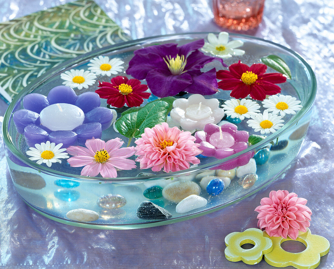 Glass bowl with floating flowers 4/4