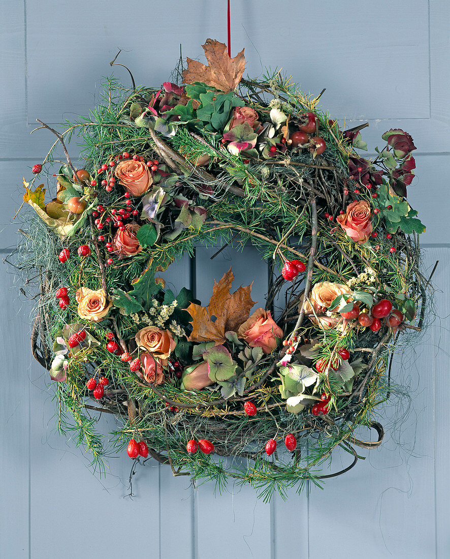 Natural door wreath with roses, hydrangea (hydrangea)